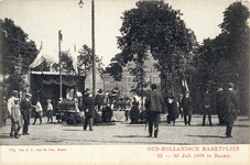 8026 Gezicht op het in oud-Hollandse stijl ingerichte marktplein op de Brink te Baarn, 22-30 juli 1908.